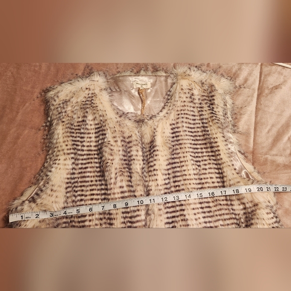 NWT- World Market Faux Fur Vest in Cream and Brown - Picture 5 of 7